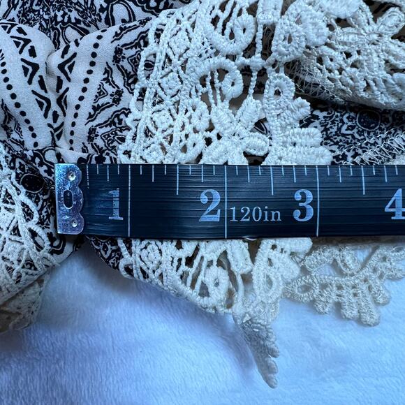 Romeo & Juliet Couture Crewneck Boho Print Lace Trim Playsuit Romper Size Small - Picture 13 of 14